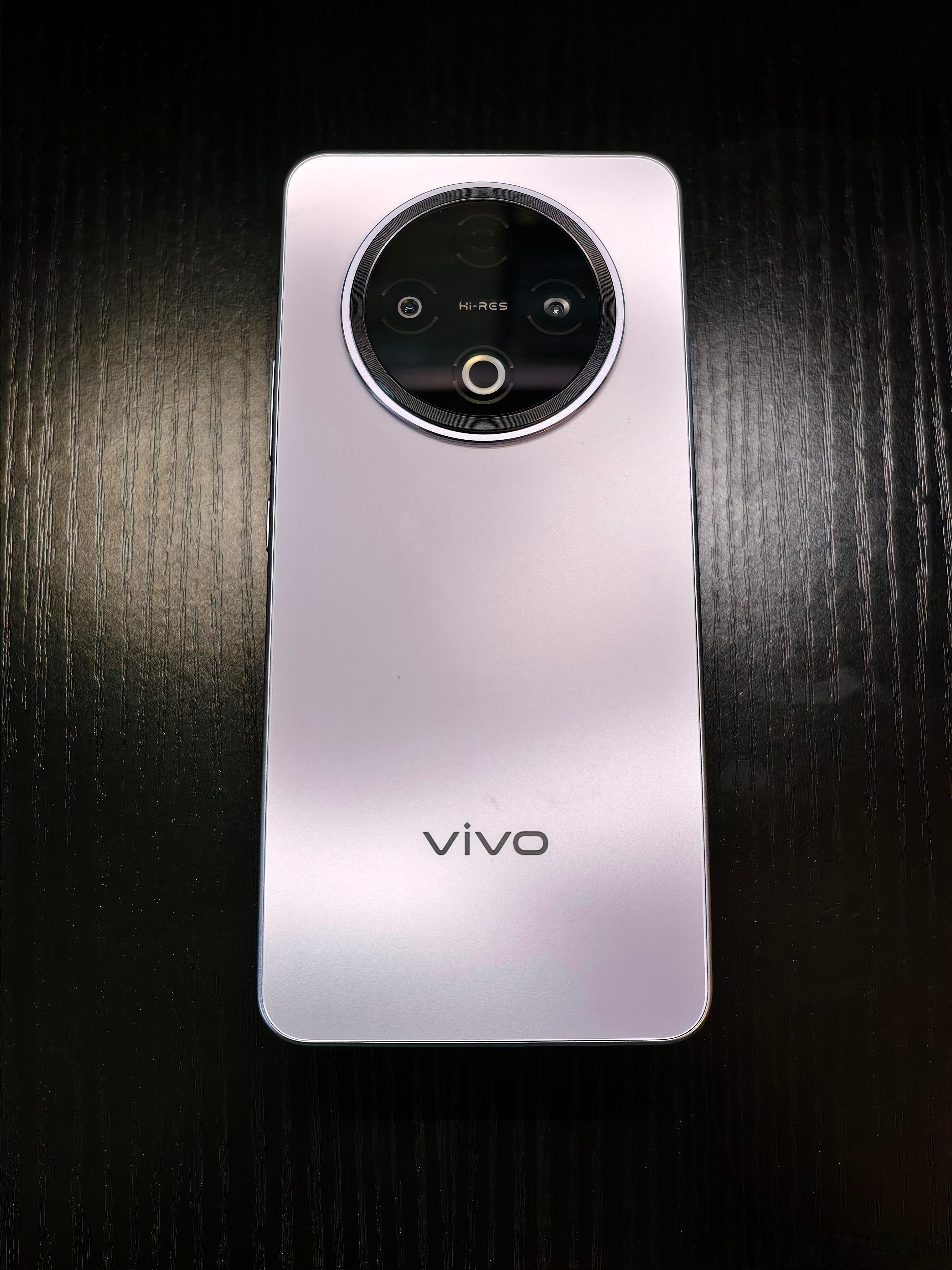 vivo Y5001.续航上，搭载了8200mAh 蓝海超薄电池，支持 90W 