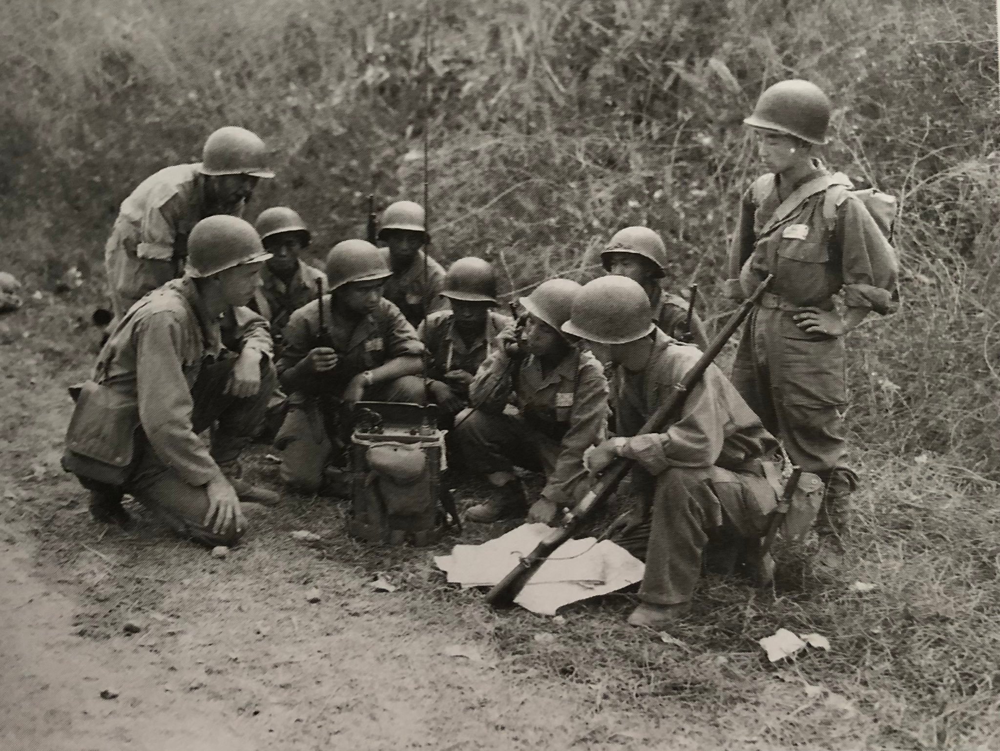 1945年3月，美国陆军顾问与一群在印度训练的中国士兵。 