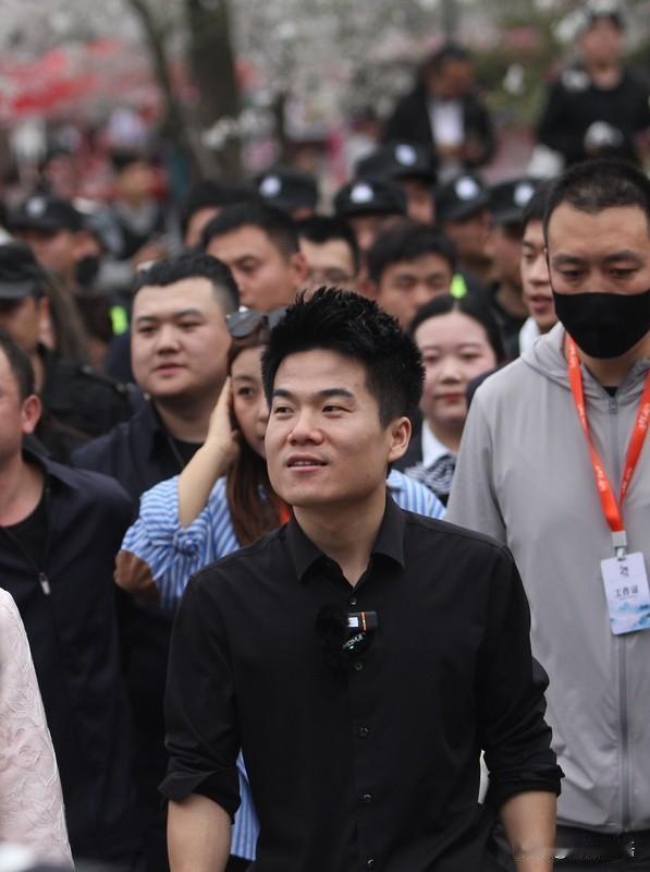 “头条写作不是人干的事，我要退出，打算放弃…”这类话是不是经常能看到？
我也犹豫