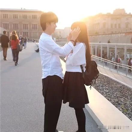 我上初中那会儿，班里有对男女同学谈起了恋爱。男同学写了封情书，悄悄夹在了女同学的
