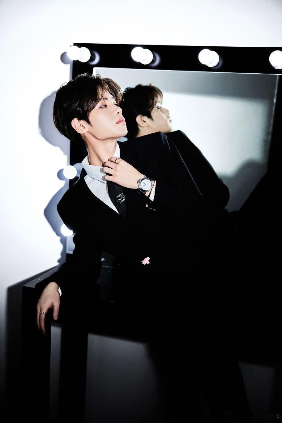 黄明昊的新电影是家庭生活题材，挑战大，前辈助力良多。央视专访中谈快速成长，《四喜