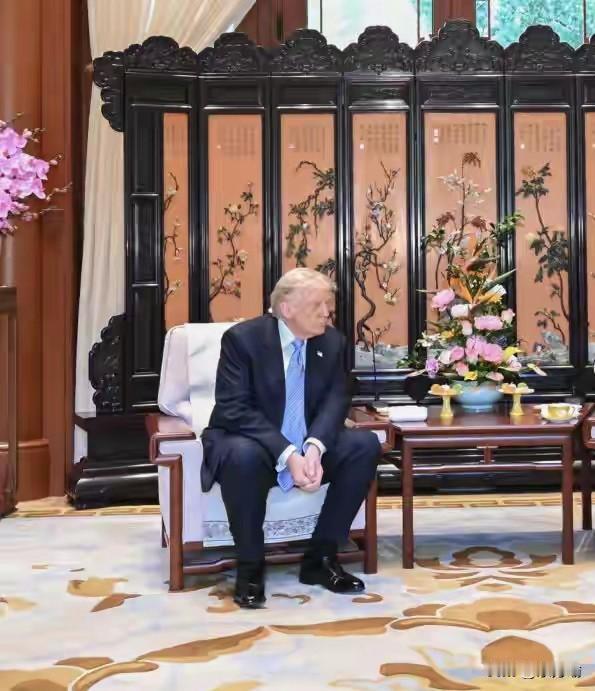 原来特朗普还可以“正经”起来的，这就是实力的魅力。中方愿同美方一道落实两国元首共