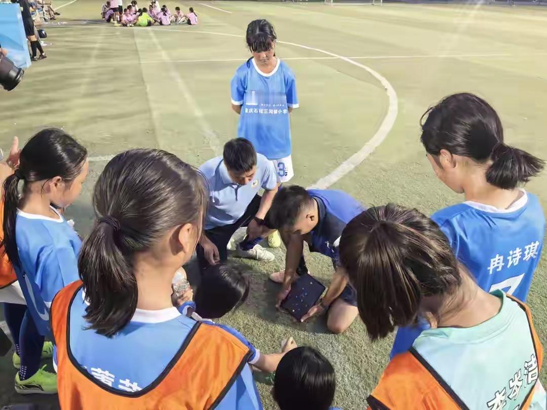 三河小学女足第三次夺得追风联赛冠军2026全国中西部乡村校园足球夏令营暨支付宝“