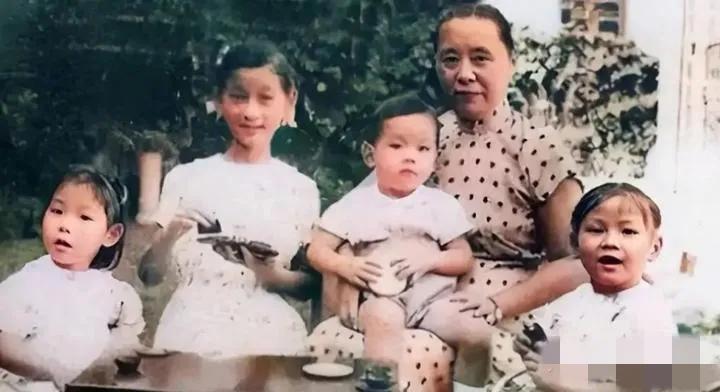 70年代，晚年的张幼仪，一张罕见的留影，照片中的他穿着旗袍，怀里抱着孙子。

很