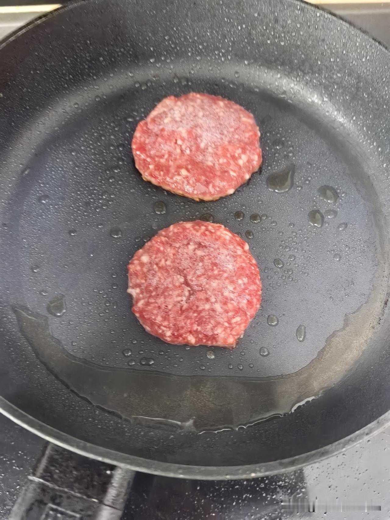 今早煎了两块自制牛肉饼，担心内里没熟透，也担心肉饼会松散开，反面太晚了，以致表面