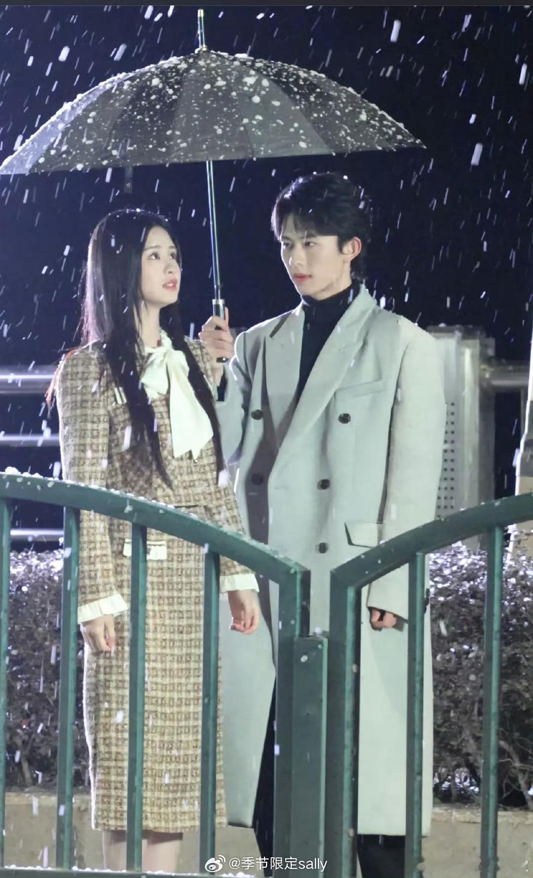 陈添祥雪景撑伞路透，他在我首页的存在感越来越强，我最近发现千金谋的男主古装也挺帅