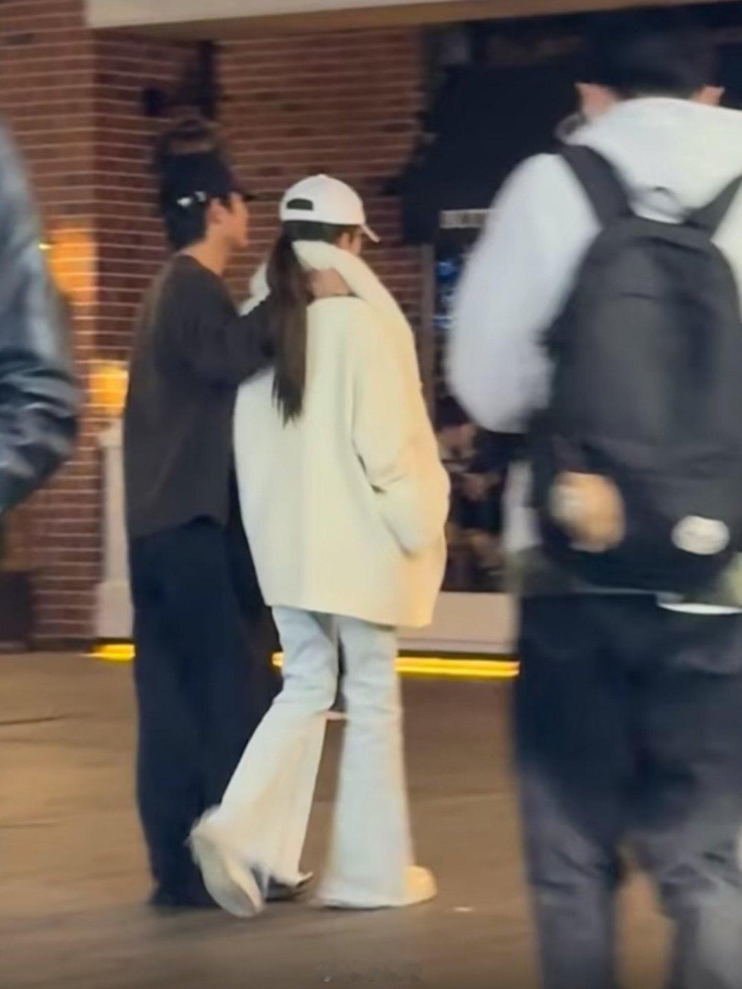 徐如蓝｜被偶遇的小情侣，稳稳的幸福～蓝蓝方医生又被偶遇啦～好幸福哦！图源来源于网