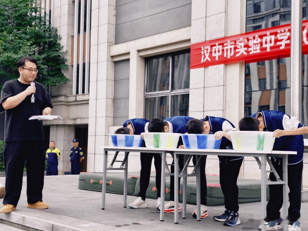 月 18 日，汉中市实验中学组织开展沉浸式防溺水安全教育暨应急演练活动。此次防溺