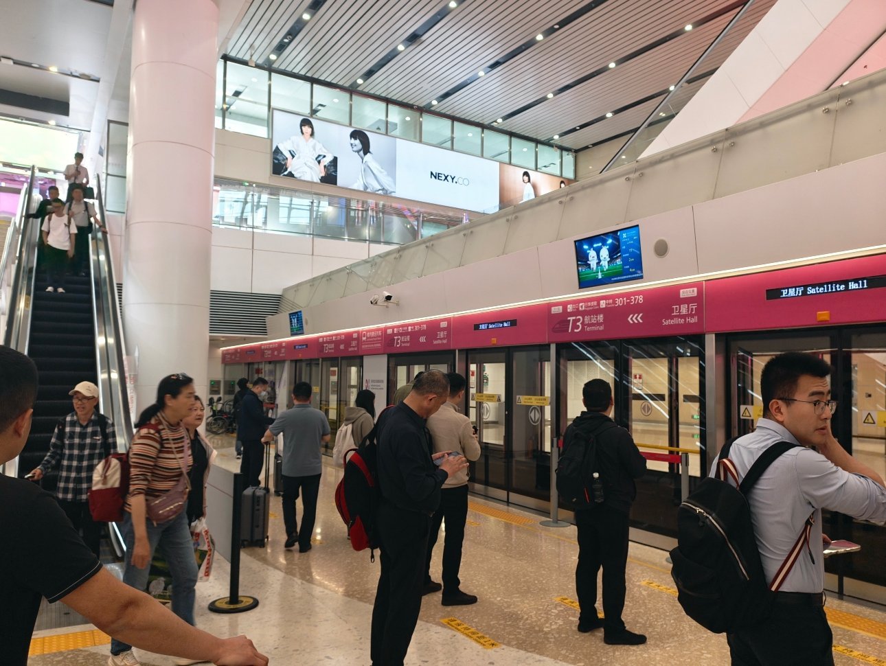 乖乖，第一次来深圳宝安机场机场里面有一条地铁🚇，出站还要坐地铁？！这你受得了吗