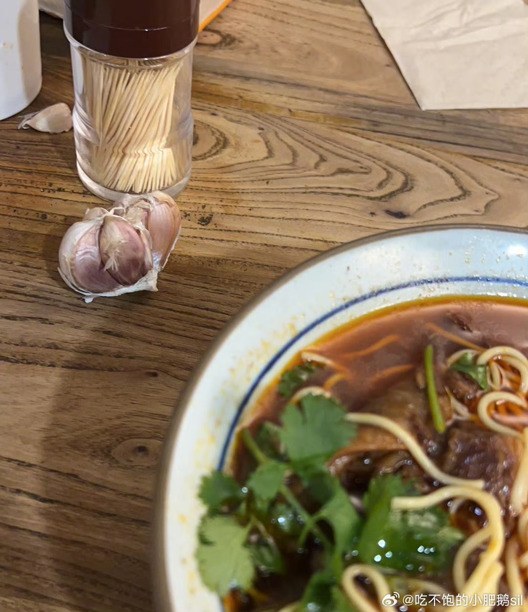 北方餐厅桌子上还会放着一颗蒜耶！ ​​​