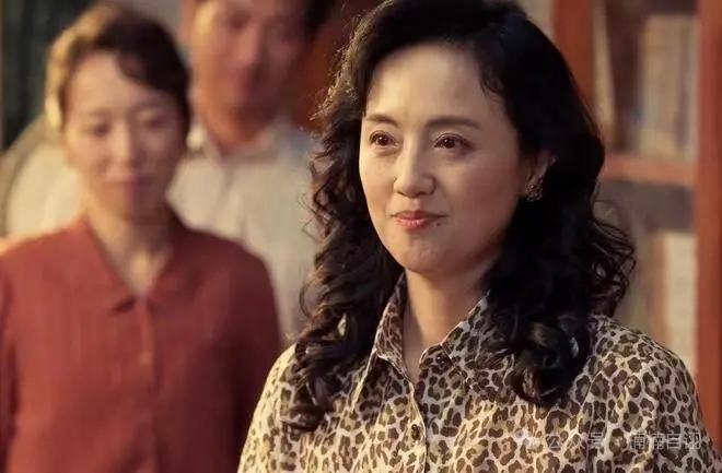 赵丽颖黄晓明的遗憾：这该死的后知后觉……《小城大事》开播，赵丽颖剪短发、晒黑脸，