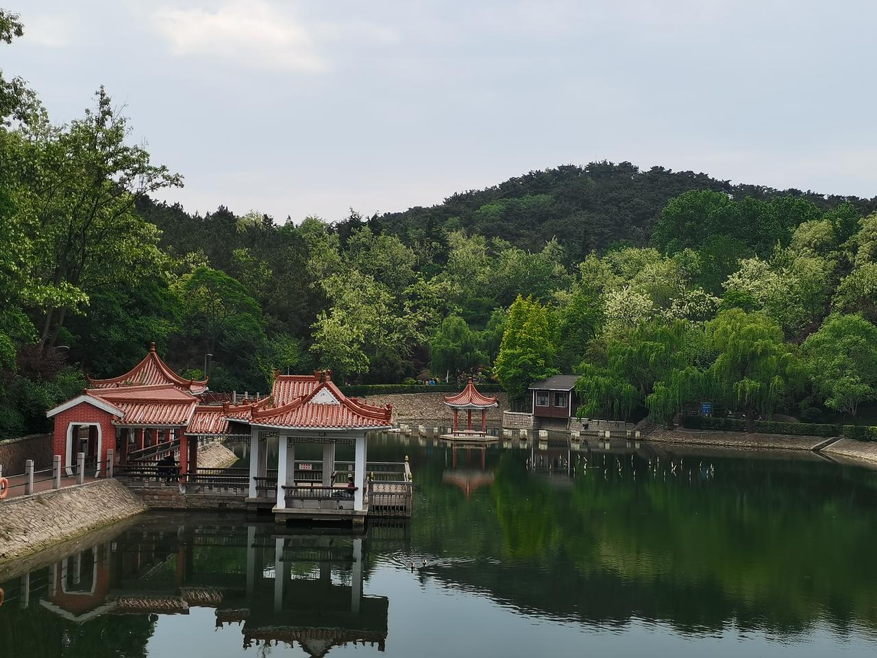 上联：青山藏画意，
下联：绿水酿诗情。