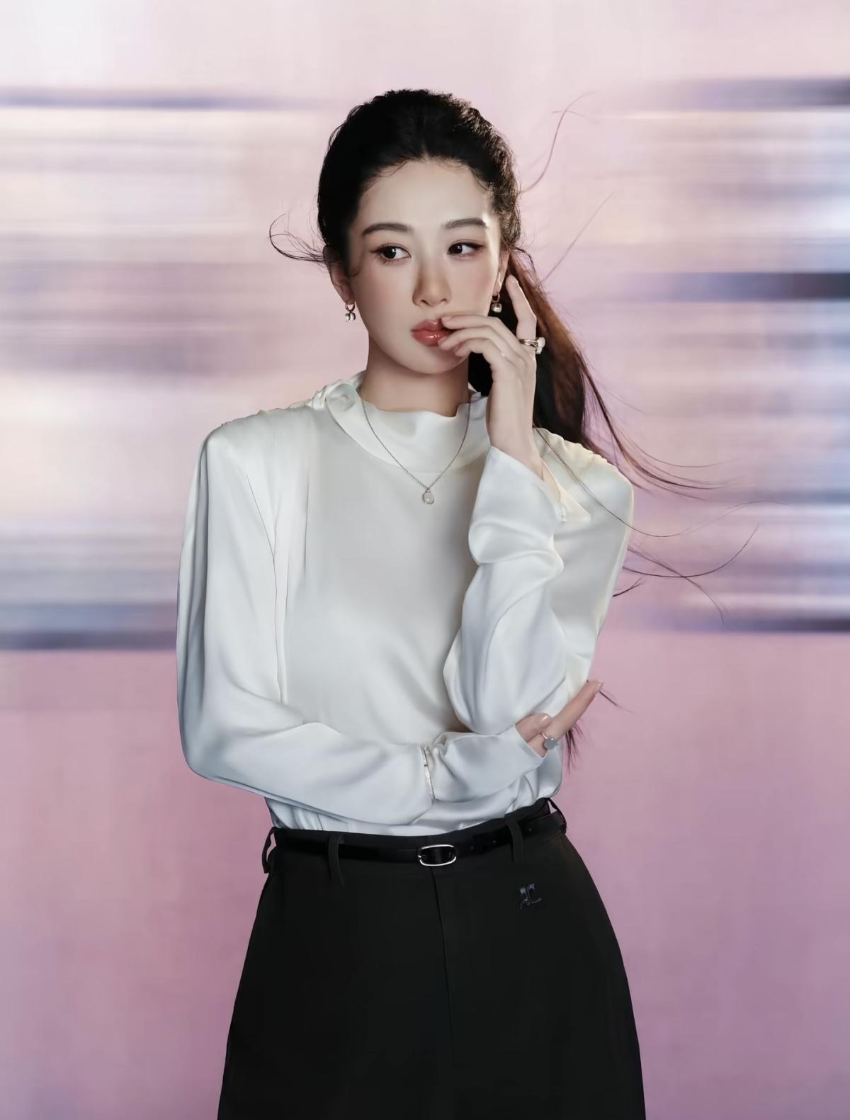 简约才是高级感，杨紫这套干练造型利落又耐看[比心][给力]娱乐明星