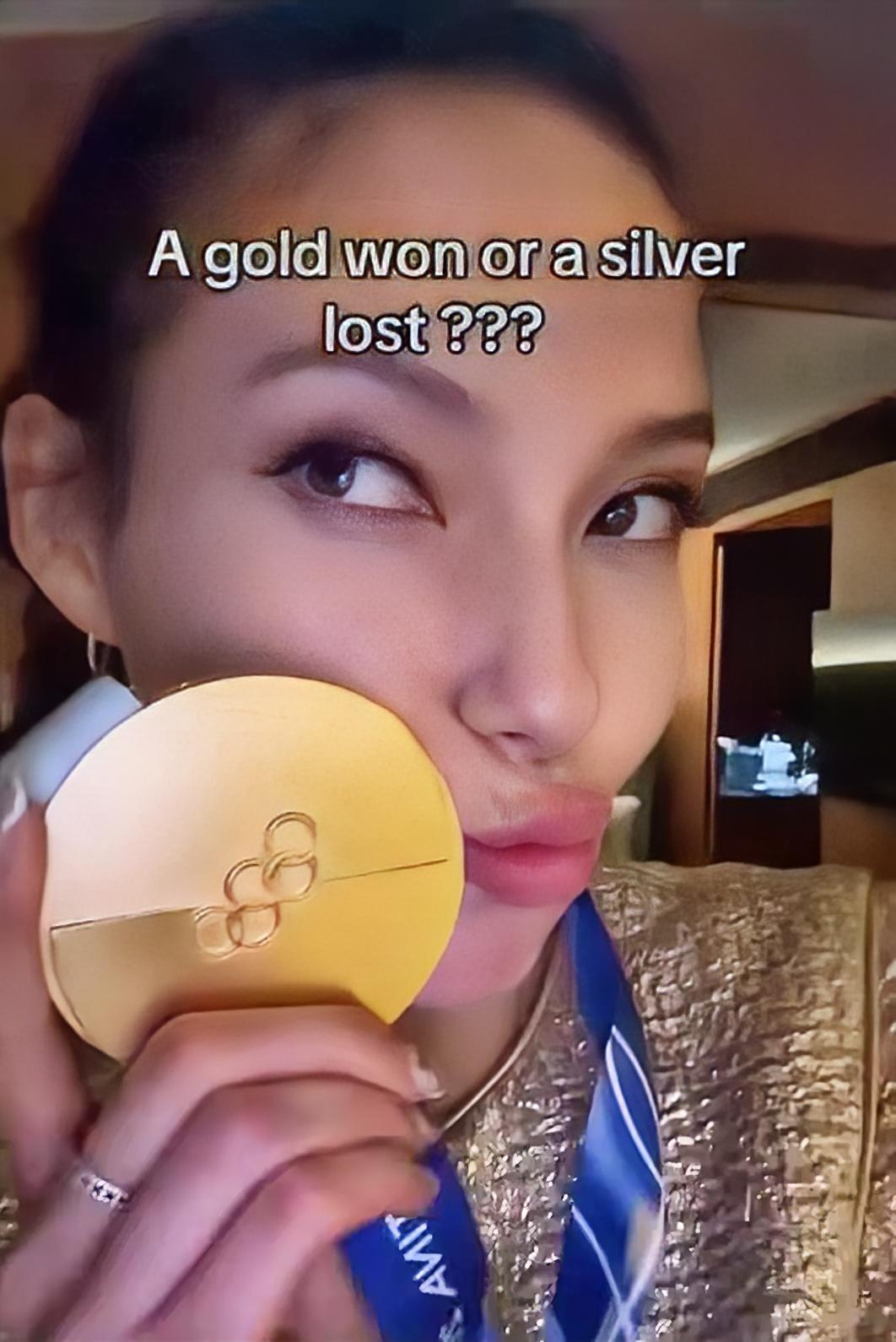 说到谷爱凌，
我最佩服的不是她拿了多少金牌，
而是她顶着舆论的压力，带着伤病坚持