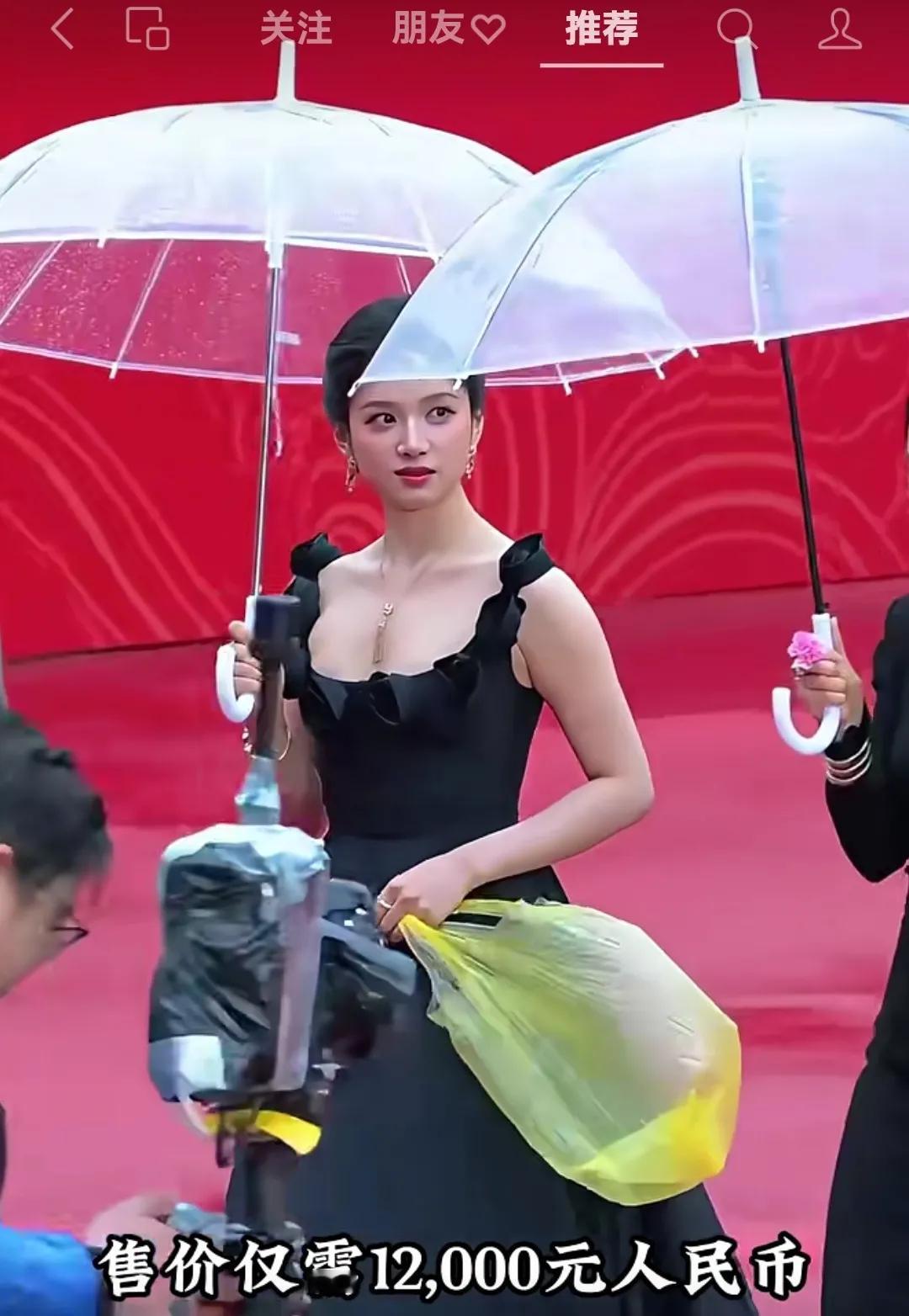 难以理解，据说这个满大街都是的塑料袋，价值12000元。

巴黎世家近些年可以说