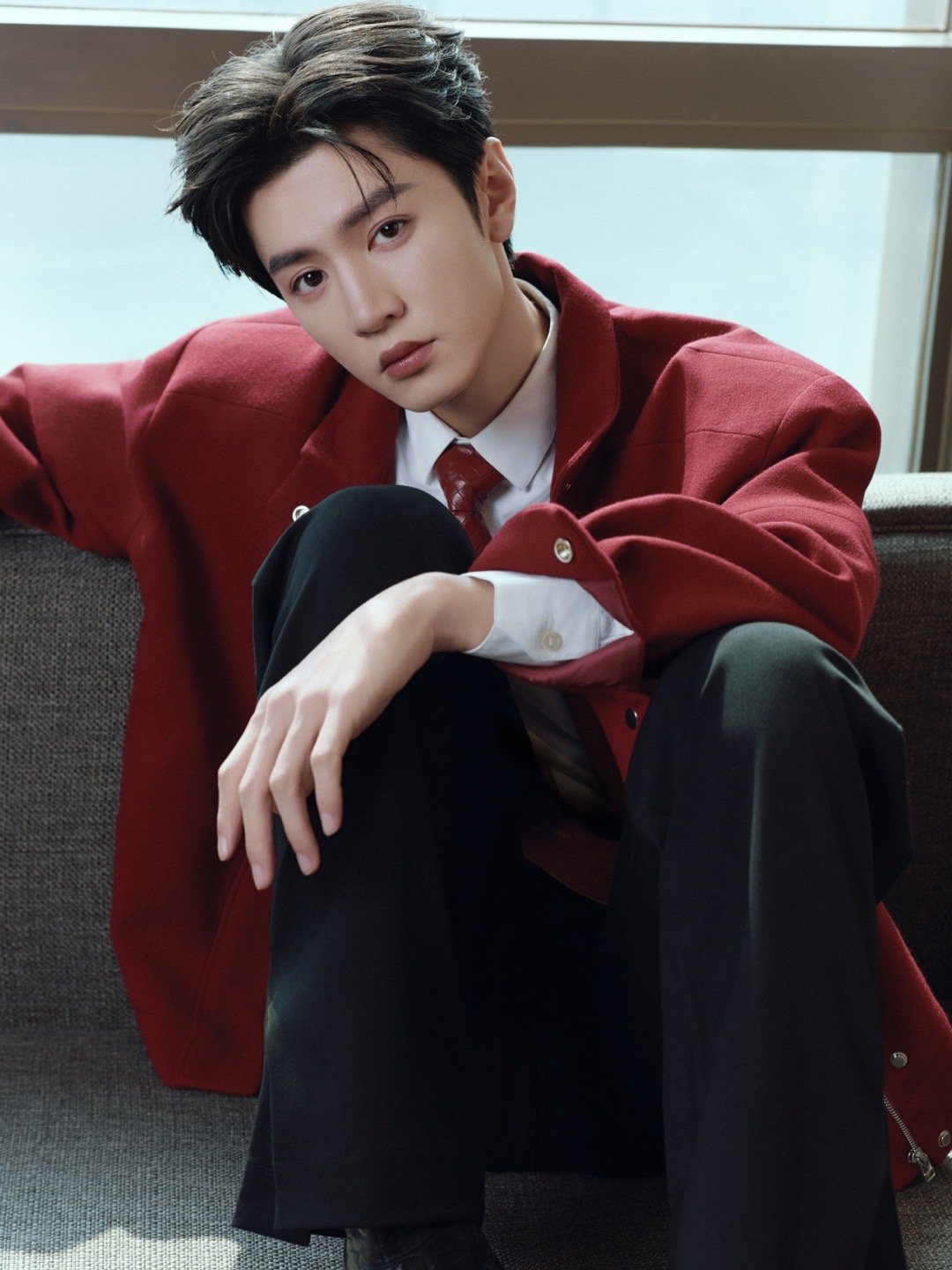 陈哲远今日出席代言品牌线下活动造型大片，身着红色毛呢夹克搭配衬衫和编织纹领带，佩