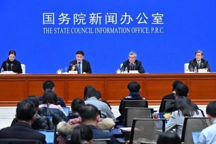 警惕不等于怕。中国到底怕不怕美国呢，不用怀疑，其实我们害怕美国，试问这个星球上有