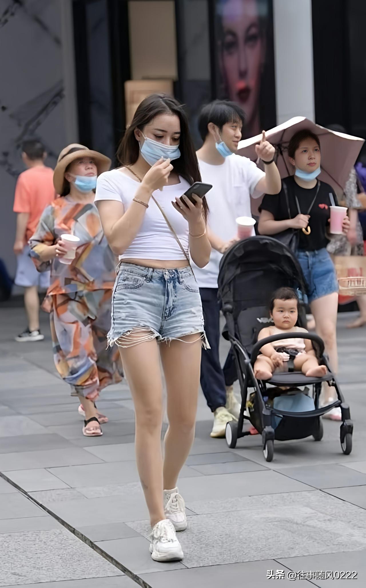 美女们快来分享自己的穿搭吧！街头偶遇的小姐姐，穿搭简约却自带氛围感