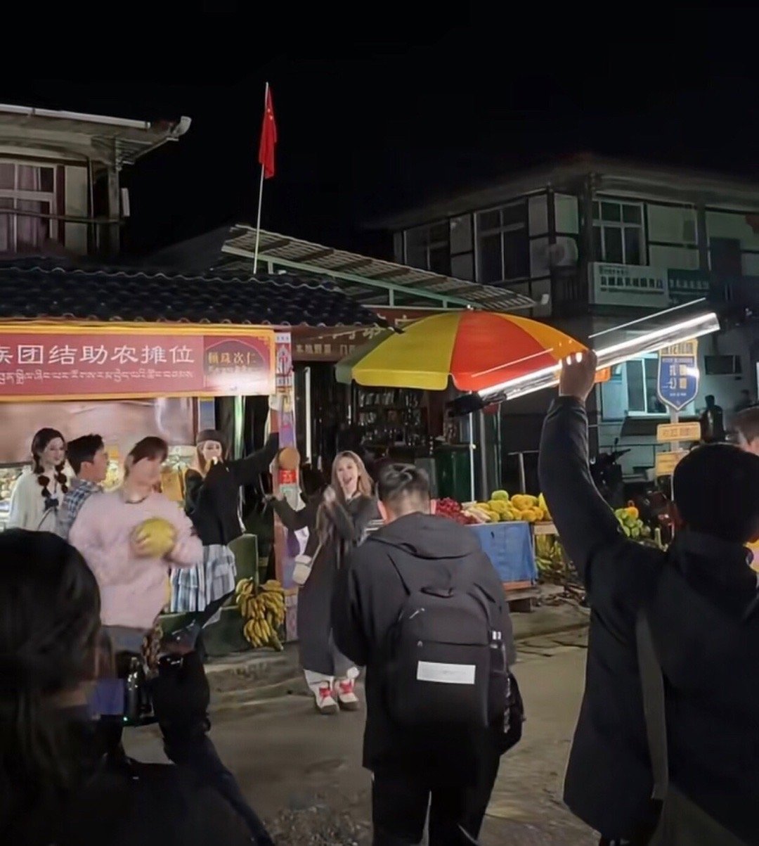 宋雨琦拔出了李晨张真源敖瑞鹏路透太有意思了吧，一眼都看到了背后的白鹿单手撑墙在吃