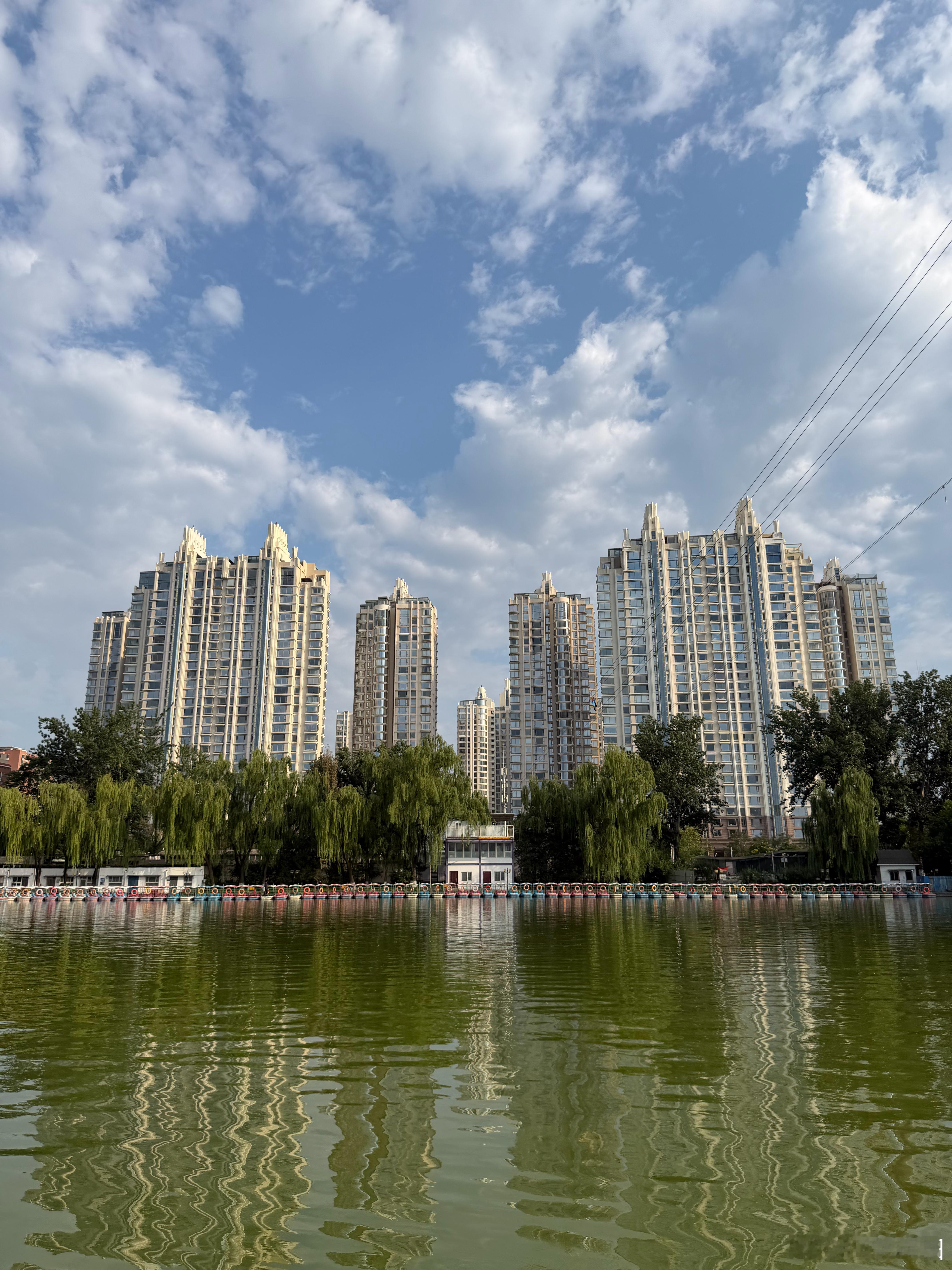 曾经的梦中情宅窗景全览朝阳公园的棕榈泉如今也老了虽然石材的外立面二十多年依旧如新