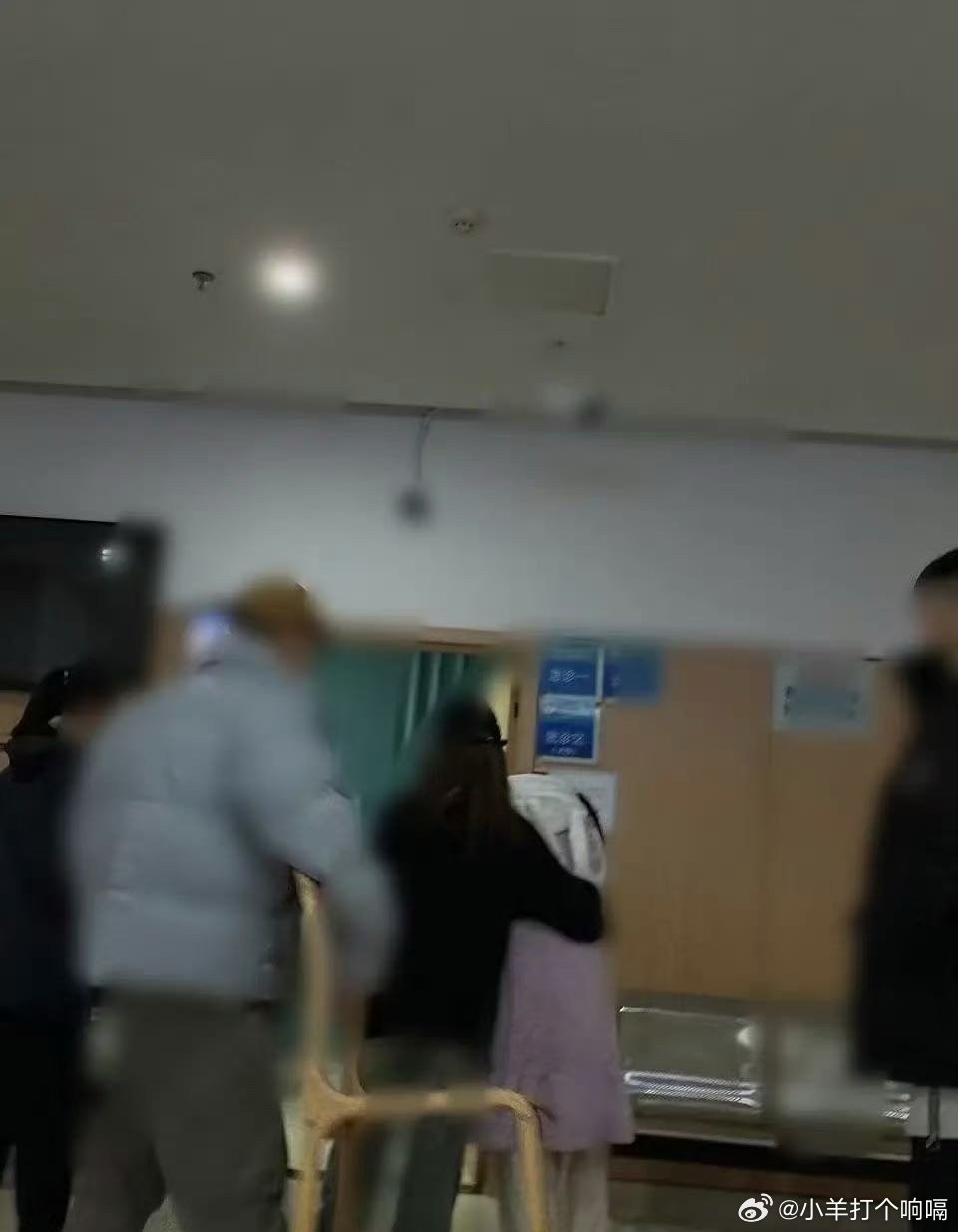 曝李一桐深夜进医院网友医院偶遇李一桐听说是在拍《金枝》熬大夜，加上之前就有过敏和