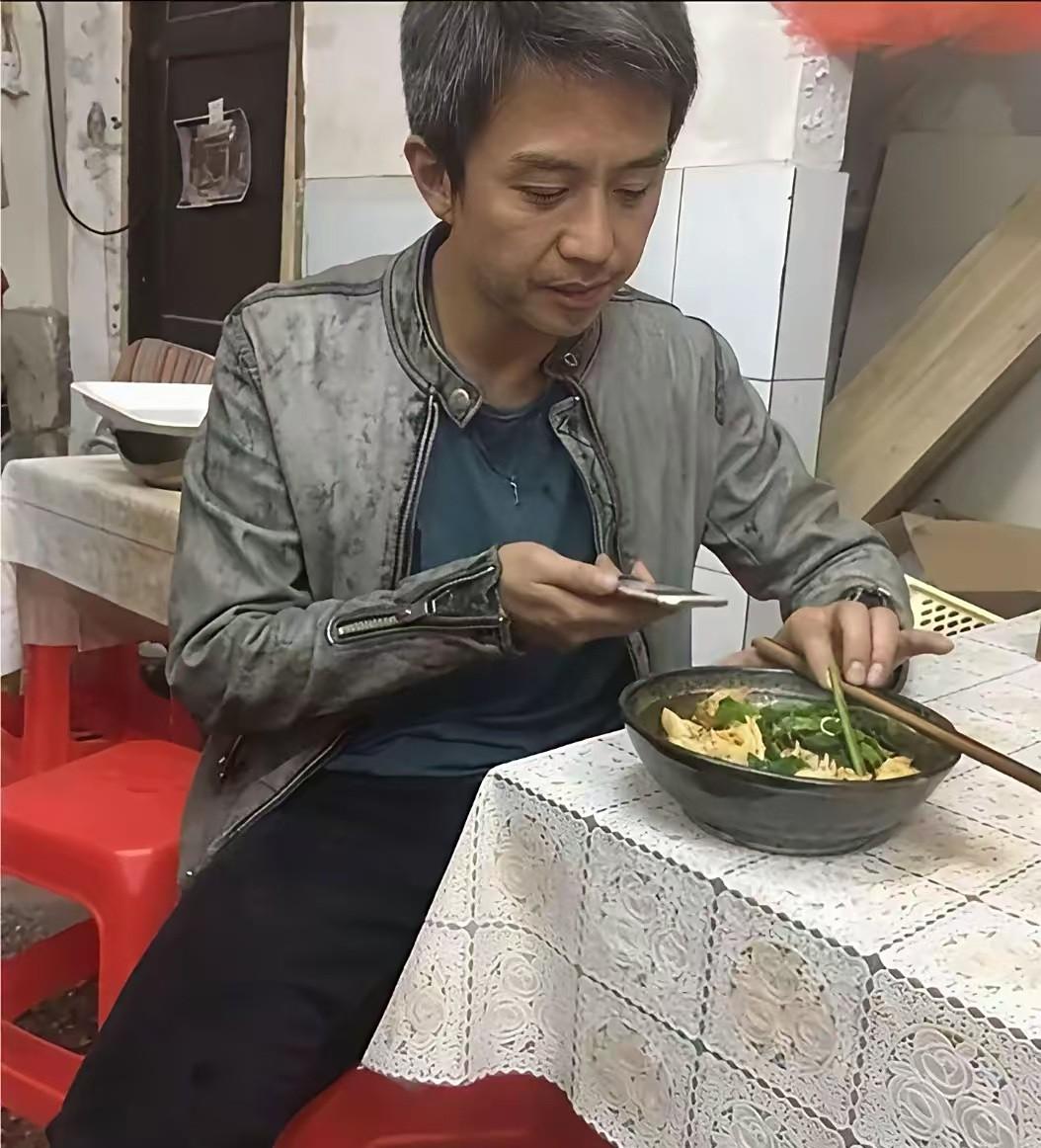 是邓超吗？几乎认不出来了，应该是剧照里的吧？不然的话生活幸福的超哥到底像经历了什