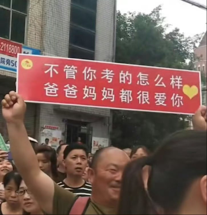 做wcqsys的女儿真的太幸福吧 真的是在他们眼里考的好的不好的都会被夸奖 还会