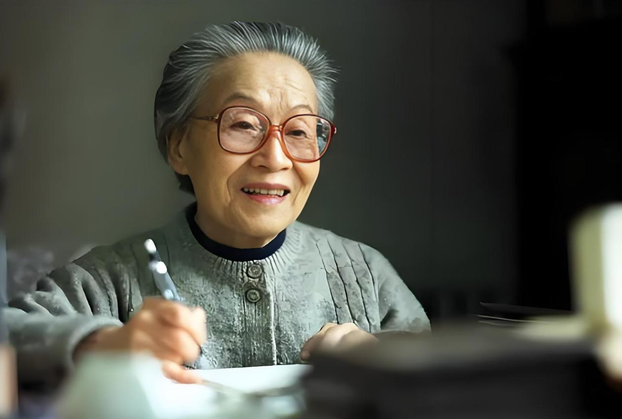 知性一生，惟有杨绛。
她通晓外文，博览中西文学，但她的学识从不用来炫耀。
她有思