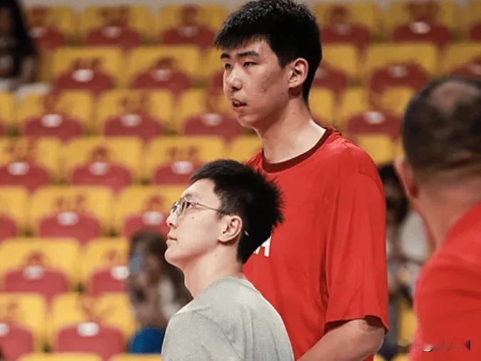 中国男篮今晚热身赛各球员数据:
王俊杰:15投6中，18分14篮板2助攻2盖帽