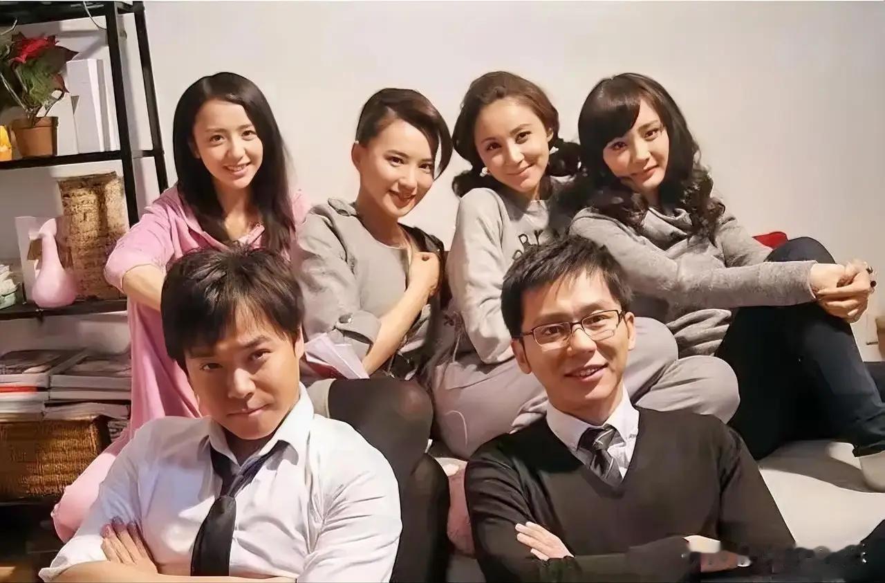 后排的四位女演员，左边的是佟丽娜，莫小棋，张歆艺和杨幂。前排的这两位阳光洒脱的帅