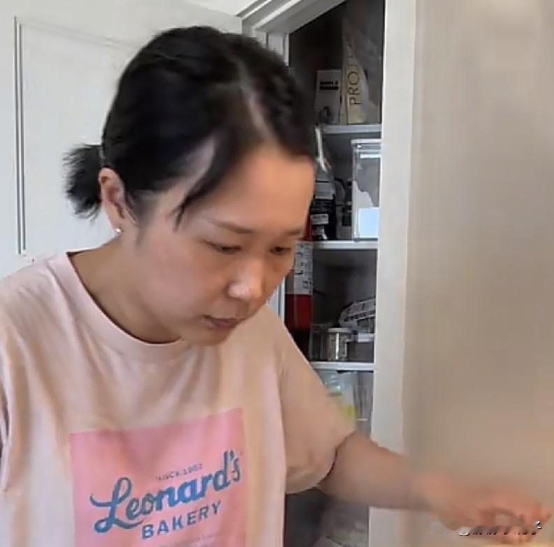 小黄远嫁美国，最近一直不出镜，都是拍孩子拍家人，网友疑惑 是不是怀孕了 怕粉丝看