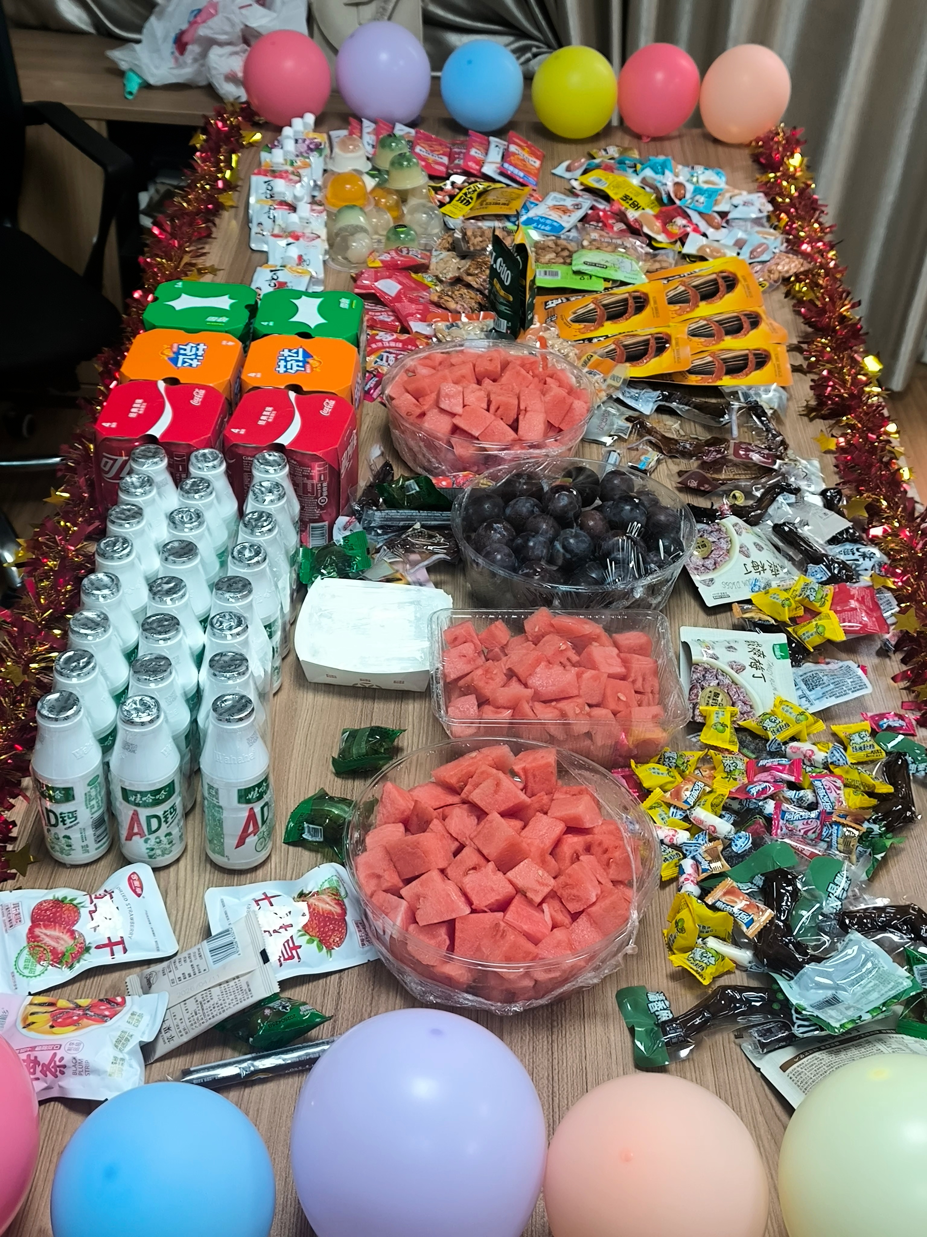 机构开联谊会，小甘老师就这么勤勤恳恳的扎气球 