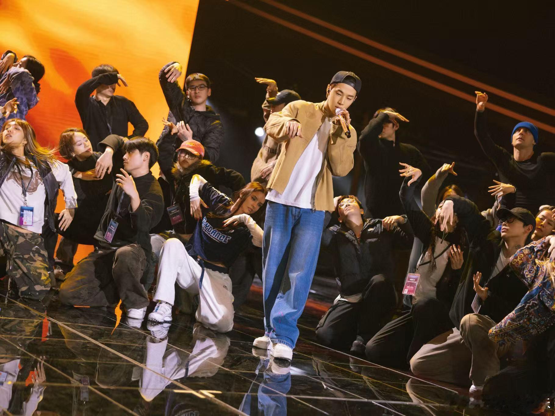 刘宪华又杀回东方卫视了 今晚怕是要在兴奋里“熬鹰”啦！刘宪华一现身，舞台瞬间被点