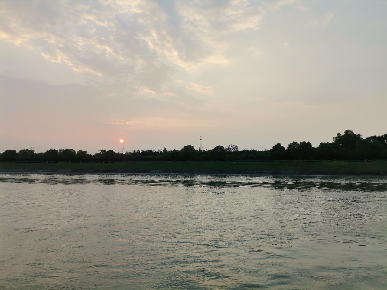 园长驾车送幼儿落水致8人遇难：幼儿园已停业，学生分流至附近园所。
一场突如其来的