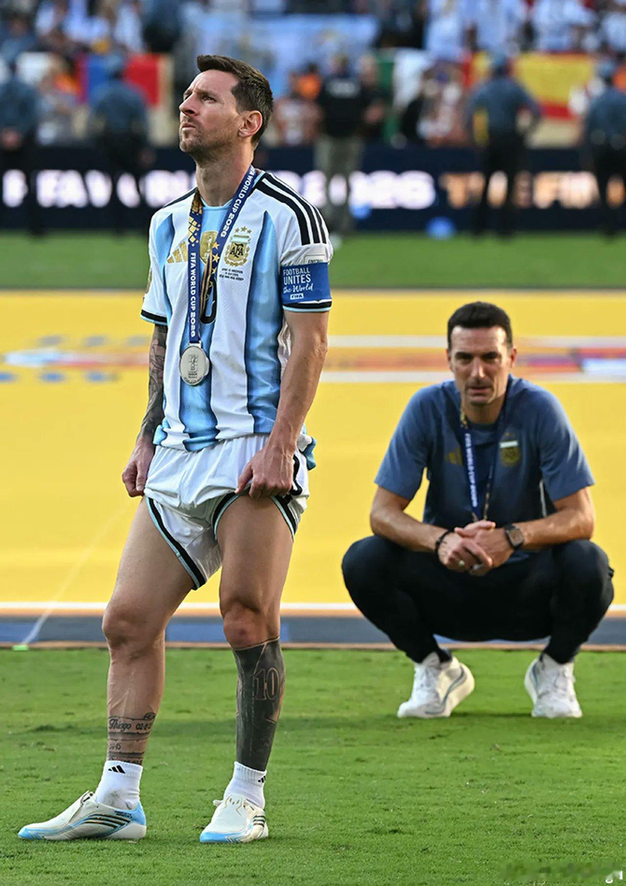 🚨🇦🇷 **最新消息**：越来越多的阿根廷球迷开始相信，世界杯决赛前发生了