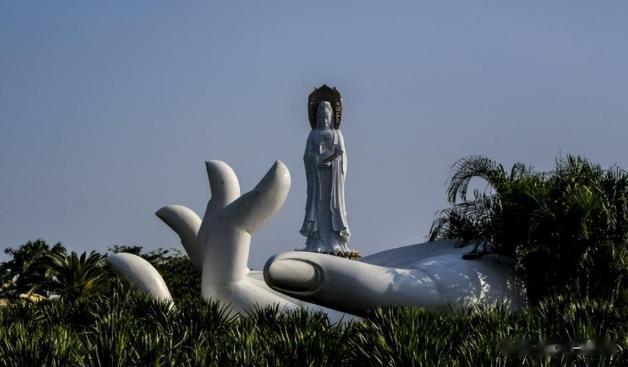 2005年4月14日，三亚南山的巨型观音圣像开光大典，吸引了无数人前来观看。

