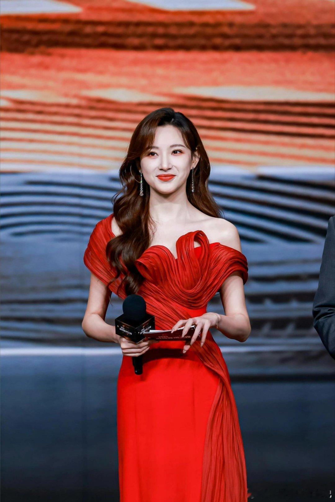 是刻在骨子里的优雅与先锋感！简约造型暗藏巧思，线条利落又不失柔美，气质清冷却自带