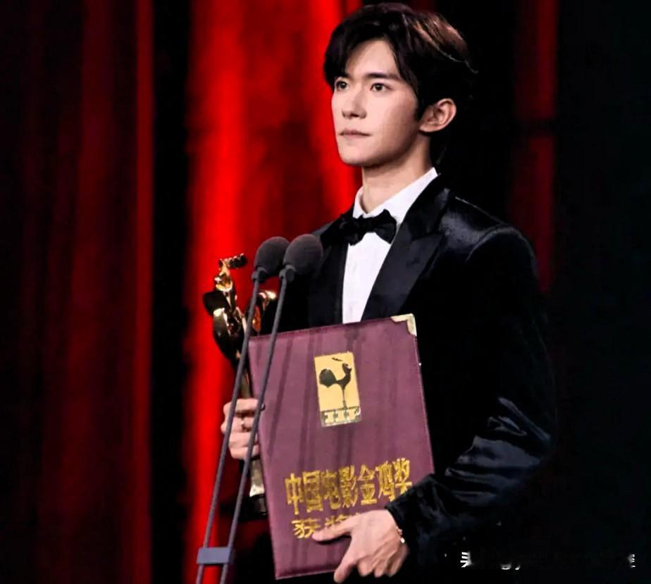 第38届金鸡奖得主易烊千玺（yì yáng qiān xǐ）第四次提名终于抱上金