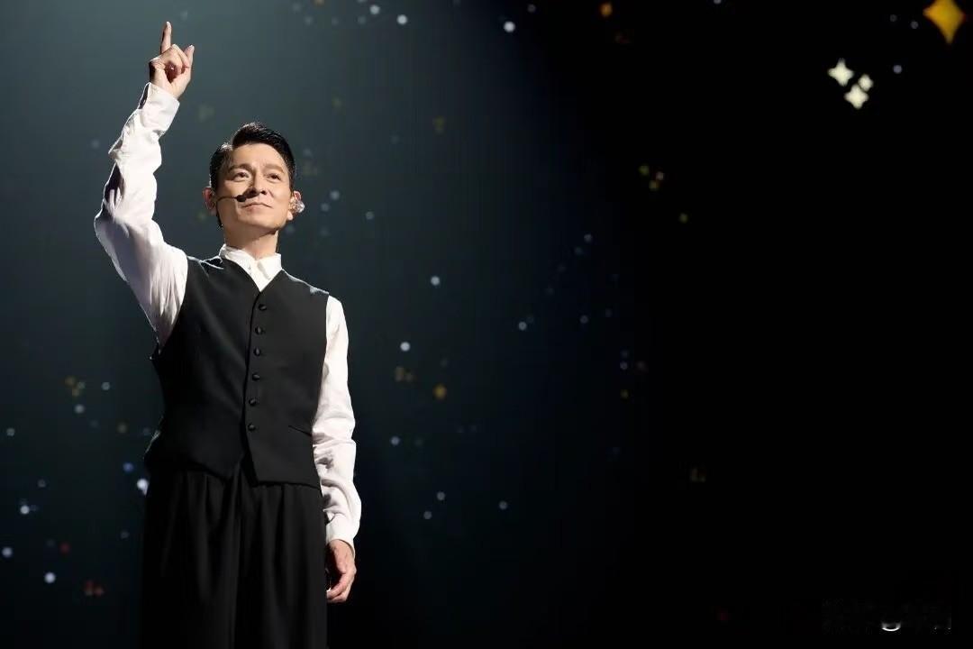 期待，更期待抢到票！
为再温己逝去的青春、为再忆那些年大学里一起走过的日子，半百