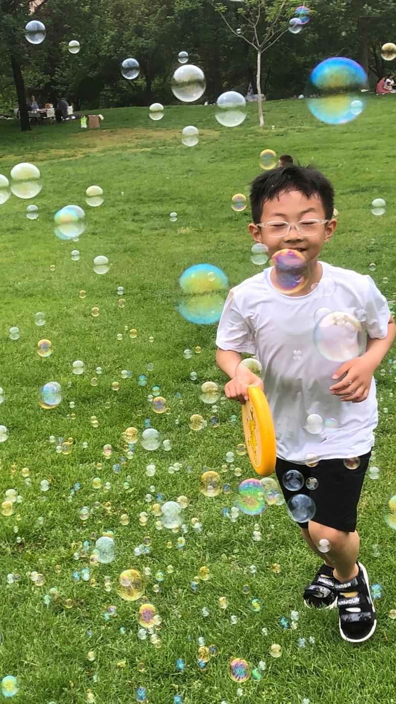 今天主打就是一个带娃。#周末亲子时光 #陪你长大陪你看世界 #一起吹泡泡