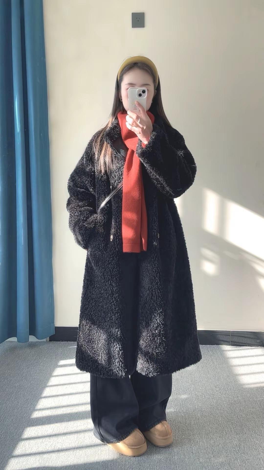 梓铭家的围脖款毛衣搭配大衣也好看啊！穿搭