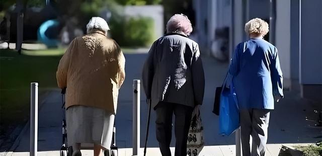 我国将迎来人口死亡高峰？23年1110万去世、24年1093万，去年呢

人口数