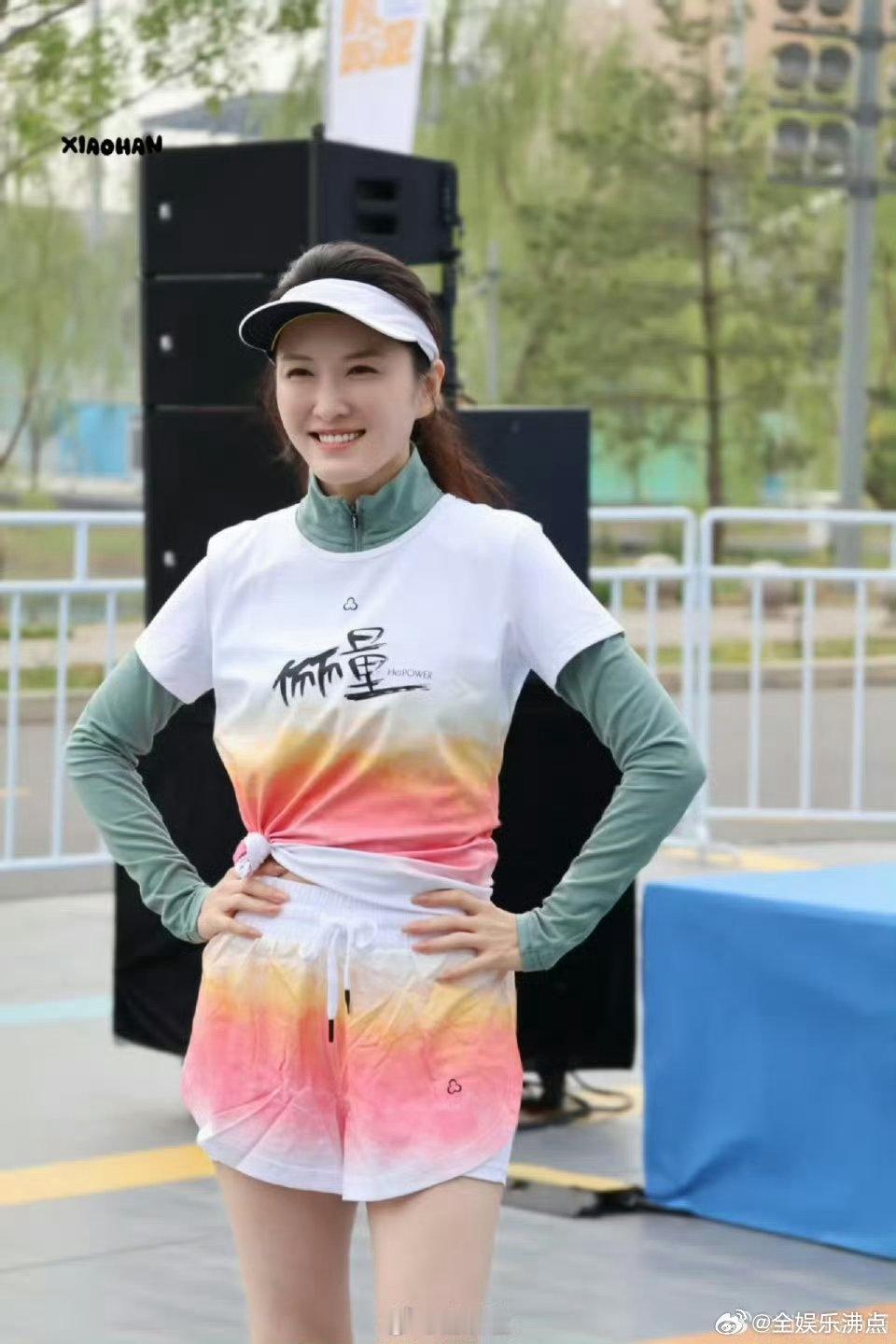 谢娜约徐洁儿跑马拉松 坐等谢娜和徐洁儿的马拉松之约，一边奔跑一边聊天，想想就十分