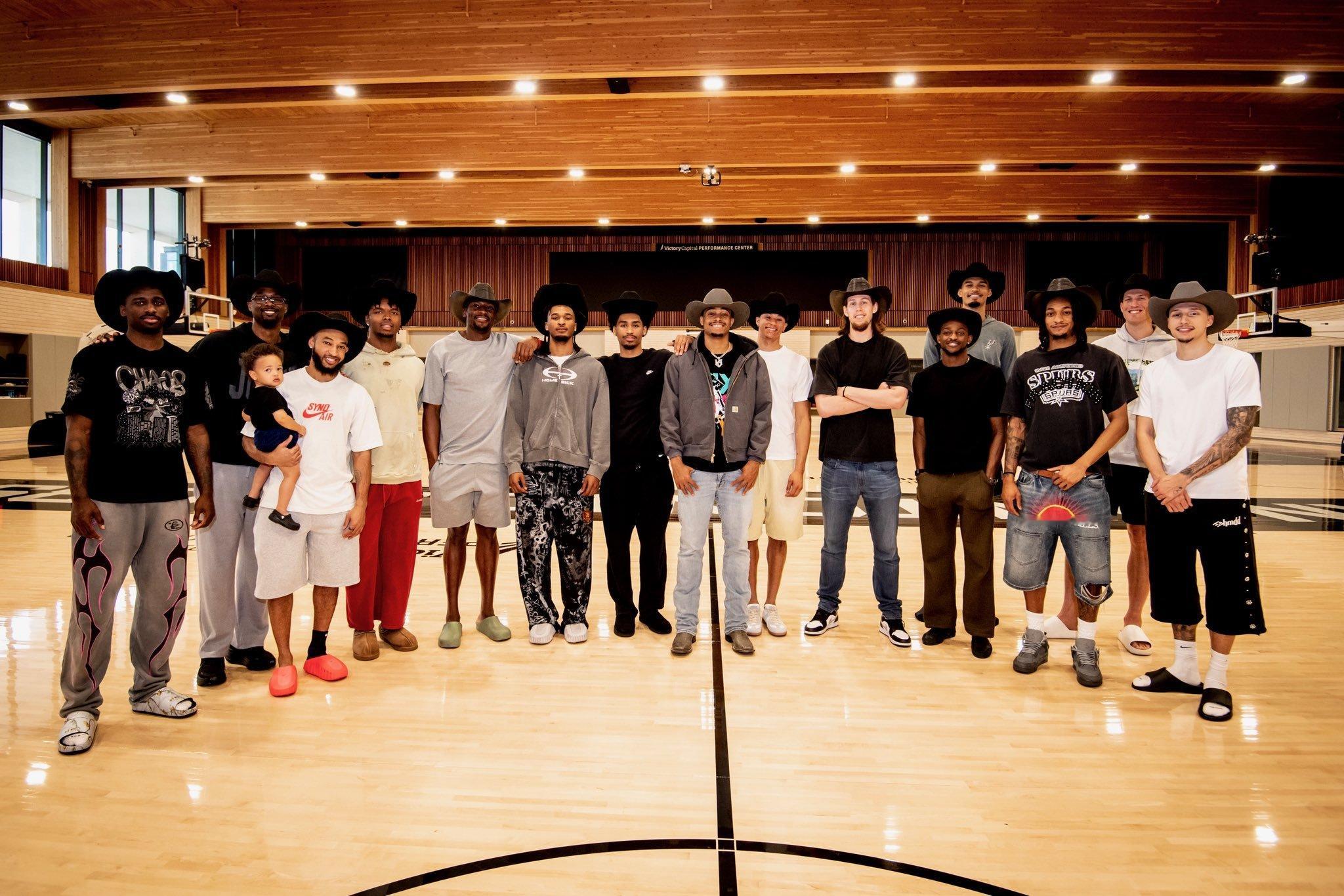 晚安马刺 人生不会给你刚刚好的答案，不是太难，就是太晚。你能做的，只是让自己慢慢