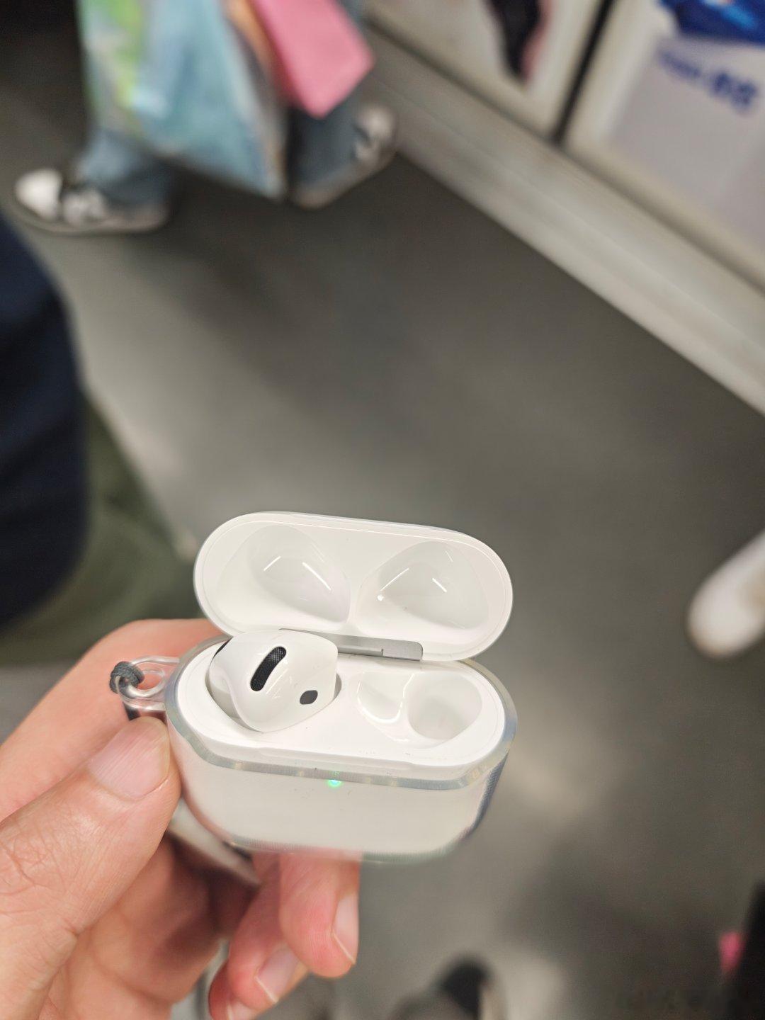 周末极限出差，airpods成airpod了。。。 