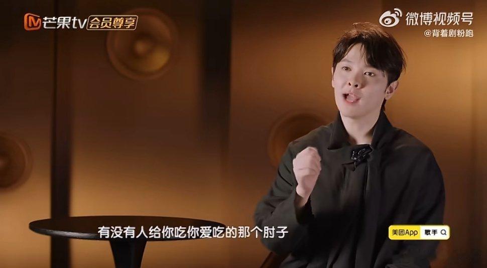 尤长靖是感性派歌手舞台献唱《阿嬷的话》，闽南曲调藏祖孙深情。歌声当作告白，告知阿