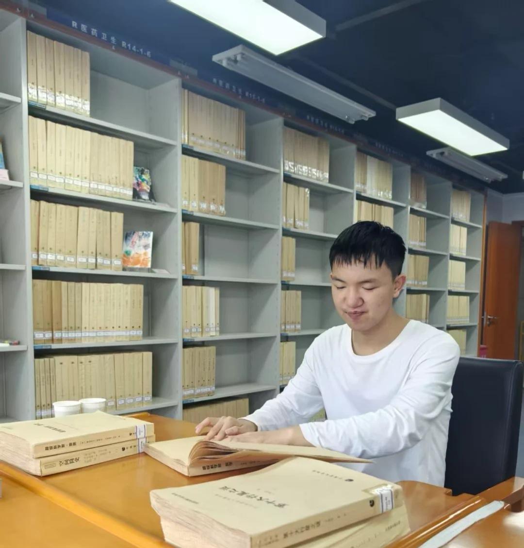 6岁被坏人挖去双眼的郭斌，

高考721分全国第一，

却选择了长春大学。有人觉