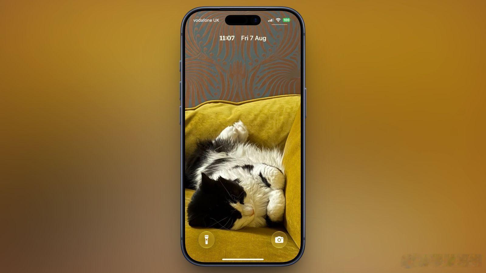 iOS 26系统中，Apple提供了放大锁屏时钟的功能，数字尺寸可以铺满大半屏幕