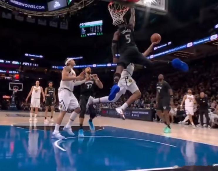 爱德华兹确诊左膝骨挫伤+膝盖过度伸展扭伤，预计将缺阵数周时间。不得不说，爱德华兹