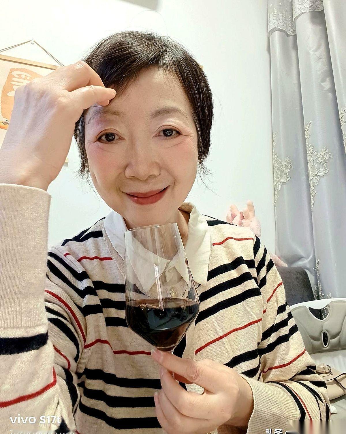 就因为我说了一句“好看”，有人跑来跟我说，我这个年纪的人，不配用这么肤浅的词儿。